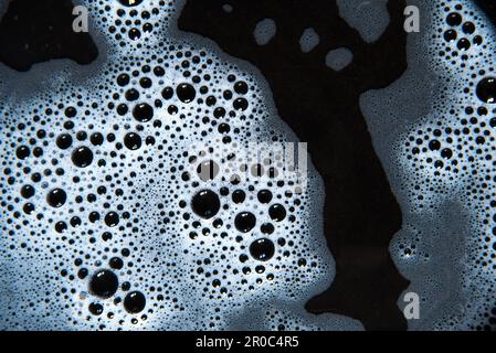 Waschseifenschaum mit Luftblasen im Hintergrund, Nahaufnahme Stockfoto