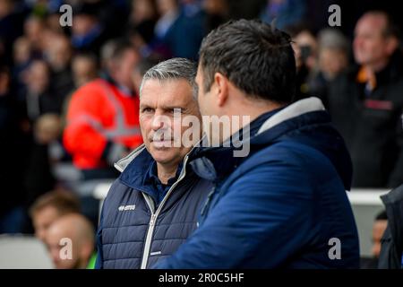 Hartlepool United Manager John Askey und Stockport County Manager Dave Challinor tauschen während des Spiels der Sky Bet League 2 Stockport County gegen Hartlepool United im Edgeley Park Stadium, Stockport, Großbritannien, 8. Mai 2023 Blicke aus (Foto: Ben Roberts/News Images) Stockfoto