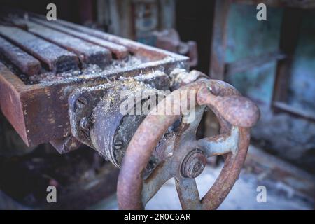 Alte rostige Maschinen in einer verlassenen Fabrik. Stockfoto