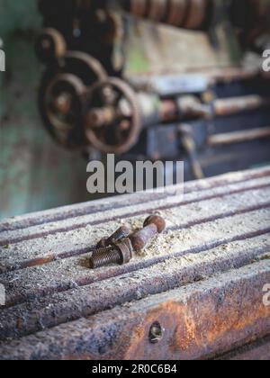 Alte rostige Maschinen in einer verlassenen Fabrik. Stockfoto