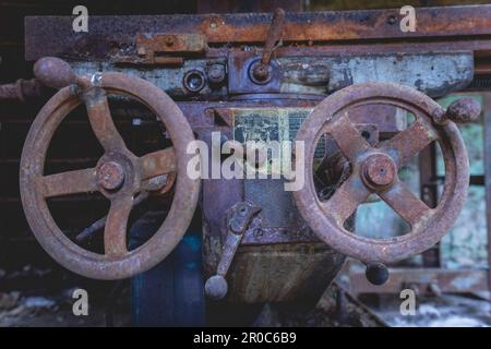 Alte rostige Maschinen in einer verlassenen Fabrik. Stockfoto