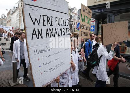 Wissenschaftler Rebellion Aktivisten und Unterstützer von Umweltorganisationen nehmen am 7. Mai an der Scientist Rebellion Protest gegen den Klimawandel Teil. Stockfoto