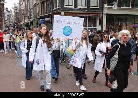 Wissenschaftler Rebellion Aktivisten und Unterstützer von Umweltorganisationen nehmen am 7. Mai an der Scientist Rebellion Protest gegen den Klimawandel Teil. Stockfoto