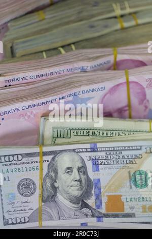 6. Mai 2023: Gaziantep, Turkiye. 100-USD-Banknoten und 200-türkische-Lira-Banknoten sind in einem Wechselbüro in der südtürkischen Stadt Gaziantep zu sehen (Kreditbild: © Zakariya Yahya/IMAGESLIVE via ZUMA Press Wire) NUR REDAKTIONELLE VERWENDUNG! Nicht für den kommerziellen GEBRAUCH! Stockfoto