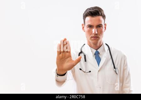 Porträt eines jungen Arztes mit Stoppschild. Stockfoto