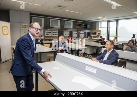 FOKUSBERICHTERSTATTUNG BEANTRAGT AN BELGA - Flämischer Minister für Bildung, Tierschutz und Sport, das Ben Weyts während eines Pressezeitpunkts bildete, um eine neue Etappe im Digisprong für Schulen in der Technischen Instituut Don Bosco Sekundarschule in Halle, Montag, den 08. Mai 2023, zu starten. Es handelt sich um einen Rahmenvertrag im Wert von 40 Millionen Euro zwischen Telenet und der flämischen Regierung über die Installation von Glasfaserverbindungen in flämischen Schulen. In der Vergangenheit hatten Schulen möglicherweise weniger Bedarf an den besten und schnellsten Internetverbindungen mit dem größten Datenvolumen, aber seit dem Digisprong hat sich all dies geändert. Cre Stockfoto