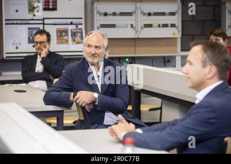 FOKUSBERICHTERSTATTUNG FÜR BELGA BEANTRAGT - Telenet CEO John Porter bildete während eines Pressezeitpunkts eine neue Etappe im Digisprong für Schulen am Technischen Instituut Don Bosco Sekundarschule in Halle, Montag, den 08. Mai 2023. Es handelt sich um einen Rahmenvertrag im Wert von 40 Millionen Euro zwischen Telenet und der flämischen Regierung über die Installation von Glasfaserverbindungen in flämischen Schulen. In der Vergangenheit hatten Schulen möglicherweise weniger Bedarf an den besten und schnellsten Internetverbindungen mit dem größten Datenvolumen, aber seit dem Digisprong hat sich all dies geändert. Kredit: Belga News Agency/Alamy Live News Stockfoto