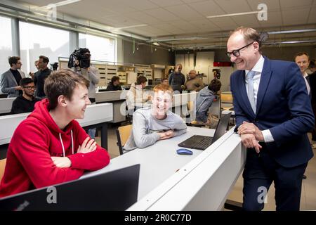 FOKUSBERICHTERSTATTUNG BEANTRAGT AN BELGA - Flämischer Minister für Bildung, Tierschutz und Sport, das Ben Weyts während eines Pressezeitpunkts bildete, um eine neue Etappe im Digisprong für Schulen in der Technischen Instituut Don Bosco Sekundarschule in Halle, Montag, den 08. Mai 2023, zu starten. Es handelt sich um einen Rahmenvertrag im Wert von 40 Millionen Euro zwischen Telenet und der flämischen Regierung über die Installation von Glasfaserverbindungen in flämischen Schulen. In der Vergangenheit hatten Schulen möglicherweise weniger Bedarf an den besten und schnellsten Internetverbindungen mit dem größten Datenvolumen, aber seit dem Digisprong hat sich all dies geändert. Cre Stockfoto