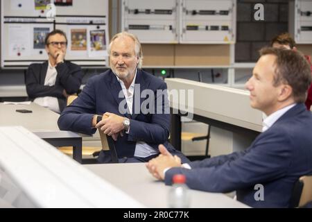 FOKUSBERICHTERSTATTUNG FÜR BELGA BEANTRAGT - Telenet CEO John Porter bildete während eines Pressezeitpunkts eine neue Etappe im Digisprong für Schulen am Technischen Instituut Don Bosco Sekundarschule in Halle, Montag, den 08. Mai 2023. Es handelt sich um einen Rahmenvertrag im Wert von 40 Millionen Euro zwischen Telenet und der flämischen Regierung über die Installation von Glasfaserverbindungen in flämischen Schulen. In der Vergangenheit hatten Schulen möglicherweise weniger Bedarf an den besten und schnellsten Internetverbindungen mit dem größten Datenvolumen, aber seit dem Digisprong hat sich all dies geändert. Kredit: Belga News Agency/Alamy Live News Stockfoto