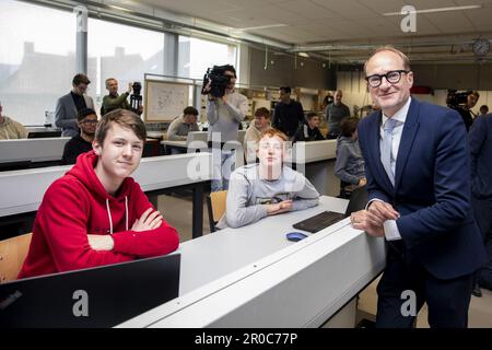 FOKUSBERICHTERSTATTUNG BEANTRAGT AN BELGA - Flämischer Minister für Bildung, Tierschutz und Sport, das Ben Weyts während eines Pressezeitpunkts bildete, um eine neue Etappe im Digisprong für Schulen in der Technischen Instituut Don Bosco Sekundarschule in Halle, Montag, den 08. Mai 2023, zu starten. Es handelt sich um einen Rahmenvertrag im Wert von 40 Millionen Euro zwischen Telenet und der flämischen Regierung über die Installation von Glasfaserverbindungen in flämischen Schulen. In der Vergangenheit hatten Schulen möglicherweise weniger Bedarf an den besten und schnellsten Internetverbindungen mit dem größten Datenvolumen, aber seit dem Digisprong hat sich all dies geändert. Cre Stockfoto