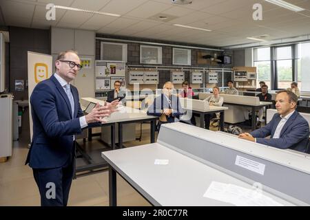 FOKUSBERICHTERSTATTUNG BEANTRAGT AN BELGA - Flämischer Minister für Bildung, Tierschutz und Sport, das Ben Weyts während eines Pressezeitpunkts bildete, um eine neue Etappe im Digisprong für Schulen in der Technischen Instituut Don Bosco Sekundarschule in Halle, Montag, den 08. Mai 2023, zu starten. Es handelt sich um einen Rahmenvertrag im Wert von 40 Millionen Euro zwischen Telenet und der flämischen Regierung über die Installation von Glasfaserverbindungen in flämischen Schulen. In der Vergangenheit hatten Schulen möglicherweise weniger Bedarf an den besten und schnellsten Internetverbindungen mit dem größten Datenvolumen, aber seit dem Digisprong hat sich all dies geändert. Cre Stockfoto