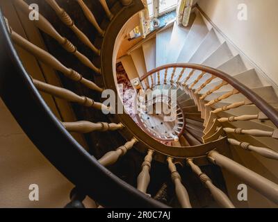 Runde Treppe in einem alten verlassenen Haus. Stockfoto
