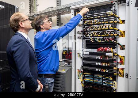 BEFASSUNG VON BELGA - Flämischer Minister für Bildung, Tierschutz und Sport Ben Weyts erhält während eines Pressezeitpunkts einige Informationen über ein Gestell für Netzwerkkabel und -Switches, um eine neue Etappe im Digisprong für Schulen zu starten; Am Technischen Instituut Don Bosco Sekundarschule in Halle, Montag, den 08. Mai 2023. Es handelt sich um einen Rahmenvertrag im Wert von 40 Millionen Euro zwischen Telenet und der flämischen Regierung über die Installation von Glasfaserverbindungen in flämischen Schulen. Kredit: Belga News Agency/Alamy Live News Stockfoto