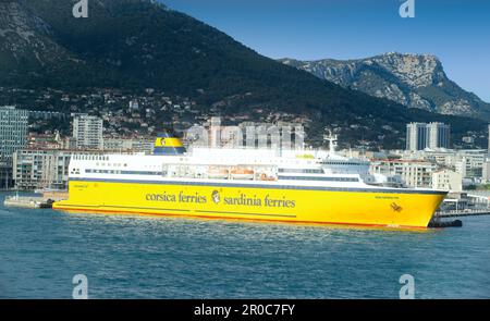 Fähre 'Corsica Ferries' 'Mega Express Five' im Hafen von Toulon Stockfoto