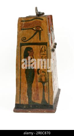 Shabti Box, New Kingdom Period (ca. 1539–1075 v. Chr.). Eine Shabti-Box war ein Grabtuch des Verstorbenen, mit göttlichen Statuen. In der Mitte von drei Deckeln befindet sich eine Anubis-Figur. Die bemalte Dekoration zeigt den Verstorbenen vor verschiedenen Göttern. Die Schachtel ist für den Schreiber der Opfer gottes von Amun, Ptah-hetep, eingraviert. Stockfoto