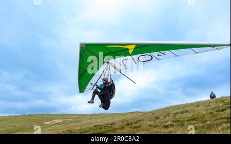 Drachenflieger starten vom Moorland über Hawes, Wensleydale, in den Yorkshire Dales, Großbritannien. Stockfoto