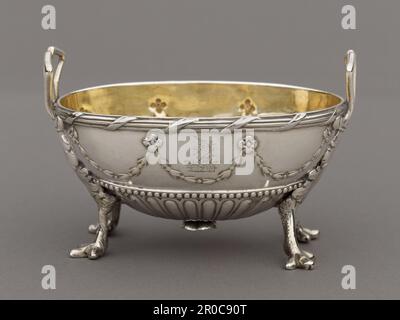 2009.0067.1. Silver Salt Cellar (einer von zwei), 1777-78. Matthew Boulton Und John Fothergill... Eines von einem Paar ovaler Silbersalze mit vergoldeter Innenseite. Griffe mit Doppelschlaufe heben sich aus schwerem Blattguss. Rippenrand mit Band über Spelzen und Rosetten. Die Basis ist mit einem Blumenknopf in der Mitte ausgestattet. Eingraviert mit einem Wappen - ein Einhorn-Kopfausschnitt aus einer Krone, Possalby für Robert Jocelyn, Graf von Roden. Stockfoto