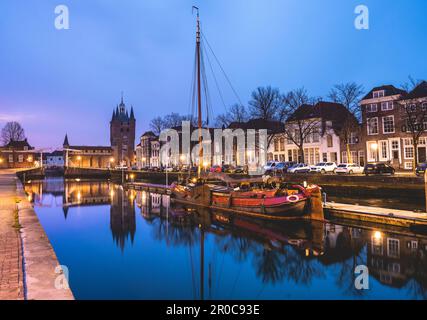 Sonnenaufgang am frühen Morgen im Stadtzentrum von Zierikzee, Zeeland, Niederlande. Stockfoto