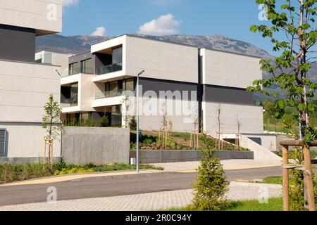 Moderne flache Apartmentgebäude in einem umzäunten Wohnkomplex am Fuße des Vitosha Berges, Sofia, Bulgarien, Osteuropa, Balkan, EU Stockfoto