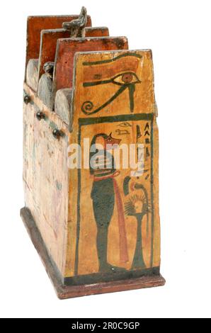 Shabti Box, New Kingdom Period (ca. 1539–1075 v. Chr.). Eine Shabti-Box war ein Grabtuch des Verstorbenen, mit göttlichen Statuen. In der Mitte von drei Deckeln befindet sich eine Anubis-Figur. Die bemalte Dekoration zeigt den Verstorbenen vor verschiedenen Göttern. Die Schachtel ist für den Schreiber der Opfer gottes von Amun, Ptah-hetep, eingraviert. Stockfoto