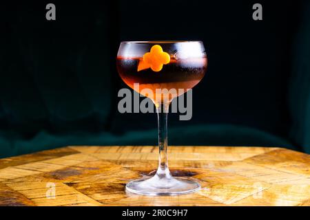 Stemmtes Cocktailglas mit alkoholischem Getränk, Nahaufnahme isoliert auf Schwarz. Vorlagendesign Stockfoto