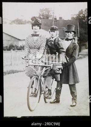 Laterne von Mutter und Tochter auf Fahrrad/Tandem. Fotograf unbekannt Stockfoto