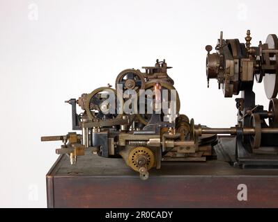 Drehmaschine Mit Motor, 1911. Hersteller:. R.A. Lienhard, Schweiz. Wird von John Ashford & Son, Goldspielzeugherstellern von Birmingham, zum Gravieren von Zigarettenetuis und Goldkästen verwendet. Stockfoto