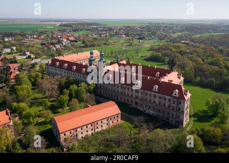 Lubiąż, LowerSchlesien, Polen aus der Vogelperspektive auf die Abtei Lubiąż (Polnisch: Opactwo cystersów w Lubiążu), ein ehemaliges Zisterzienserkloster Stockfoto