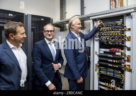 GEZIELTE BERICHTERSTATTUNG AN BELGA BEANTRAGT - Telenet-Exekutivvizepräsident Geert Degezelle, Flämischer Minister für Bildung, Tierschutz und Sport Ben Weyts und Telenet-CEO John Porter bildeten während einer Pressekonferenz eine neue Etappe im Digisprong für Schulen an der Technischen Instituut Don Bosco Sekundarschule; In Halle, Montag, den 08. Mai 2023. Es handelt sich um einen Rahmenvertrag im Wert von 40 Millionen Euro zwischen Telenet und der flämischen Regierung über die Installation von Glasfaserverbindungen in flämischen Schulen. Kredit: Belga News Agency/Alamy Live News Stockfoto