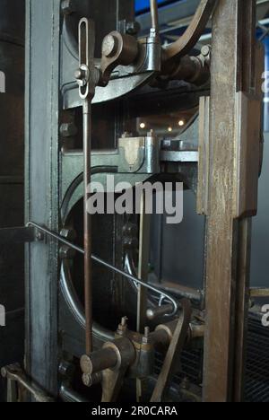 'Old Smethwick' Kanalpumpmaschine, 1779. Maker: Matthew Boulton Und James Watt. Die Smethwick Engine wurde in der Nähe von Birmingham installiert und im Mai 1779 in Betrieb genommen. Heute ist es im Birmingham Science Museum in Thinktank die älteste noch funktionierende Dampflok der Welt. Ursprünglich war es eine von zwei Dampflokomotiven, die verwendet wurden, um das Wasser bis zum 491 Fuß (150 m) hohen Gipfel des BCN Old Main Line (Birmingham Canal) Kanals in Smethwick, nicht weit von der Soho Foundry, wo es hergestellt wurde, zurück zu Pumpen. Stockfoto