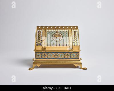 Schmuckkoffer, 1850-1885. Gold, Messing und Emaille, in Form eines frühen mittelalterlichen Reliquars (Behälter für heilige Reliquien), hergestellt in Birmingham. Stockfoto