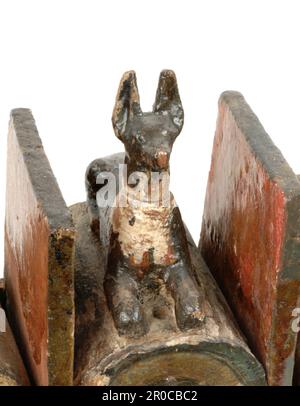 Shabti Box, New Kingdom Period (ca. 1539–1075 v. Chr.). Eine Shabti-Box war ein Grabtuch des Verstorbenen, mit göttlichen Statuen. In der Mitte von drei Deckeln befindet sich eine Anubis-Figur. Die bemalte Dekoration zeigt den Verstorbenen vor verschiedenen Göttern. Die Schachtel ist für den Schreiber der Opfer gottes von Amun, Ptah-hetep, eingraviert. Stockfoto