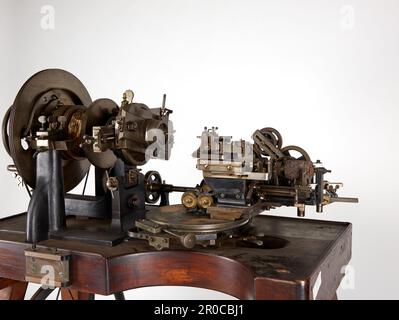 Drehmaschine Mit Motor, 1911. Hersteller:. R.A. Lienhard, Schweiz. Wird von John Ashford & Son, Goldspielzeugherstellern von Birmingham, zum Gravieren von Zigarettenetuis und Goldkästen verwendet. Stockfoto