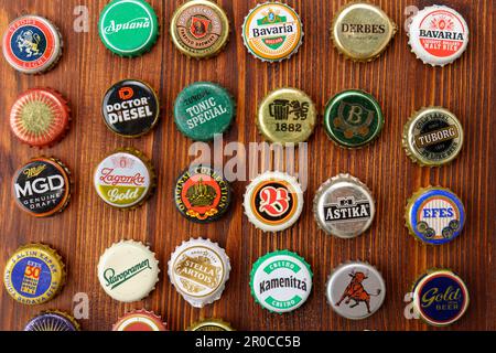 Tyumen, Russland – 15. Februar 2023: Bierkappen. Eine Mischung aus verschiedenen Bierflaschenverschlüssen Stockfoto