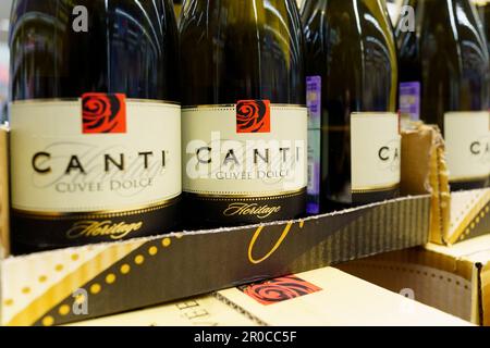 Tyumen, Russland – 25. Februar 2023: Flasche Canti cuvee dolce, hergestellt von Fratelli Martini, gegründet 1947 Stockfoto