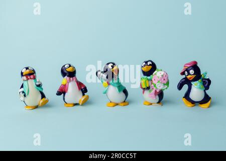 Tjumen, Russland-15. Februar 2023: Kinder Surprise Toy Pinguins. Sammlung von netteren Überraschungsspielzeugen. Stockfoto