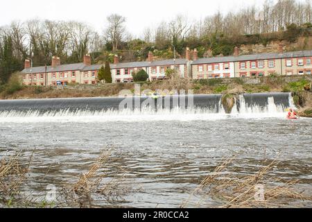 Dublin, Irland - 03.19.2023: Gesunde Lebensweise Kajakfahren auf dem Liffey River in Lucan. Eine Gruppe von Kajakfahrern geht auf den Wasserfall. Freizeit, rel Stockfoto