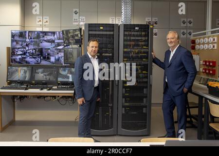 UM EINE FOKUSBERICHTERSTATTUNG GEBETEN AN BELGA - Telenet Business Vice-President Geert Degezelle und Telenet CEO John Porter posiert für den Fotografen während eines Pressezeitpunkts, um eine neue Etappe im Digisprong für Schulen in der Technischen Instituut Don Bosco Sekundarschule in Halle, Montag, den 08. Mai 2023, zu eröffnen. Es handelt sich um einen Rahmenvertrag im Wert von 40 Millionen Euro zwischen Telenet und der flämischen Regierung über die Installation von Glasfaserverbindungen in flämischen Schulen. Kredit: Belga News Agency/Alamy Live News Stockfoto