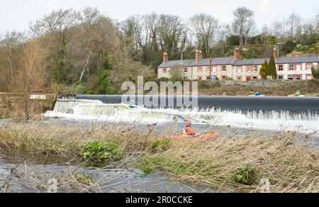 Dublin, Irland - 03.19.2023: Gesunde Lebensweise Kajakfahren auf dem Liffey River in Lucan. Eine Gruppe von Kajakfahrern geht auf den Wasserfall. Freizeit, rel Stockfoto