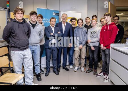 BELGA – Telenet Business Vice-President Geert Degezelle und Telenet CEO John Porter sowie Schüler, die während eines Pressezeitpunkts für den Fotografen posieren, um eine neue Bühne im Digisprong für Schulen in der Technischen Instituut Don Bosco Sekundarschule in Halle, Montag, den 08. Mai 2023, zu eröffnen. Es handelt sich um einen Rahmenvertrag im Wert von 40 Millionen Euro zwischen Telenet und der flämischen Regierung über die Installation von Glasfaserverbindungen in flämischen Schulen. Kredit: Belga News Agency/Alamy Live News Stockfoto