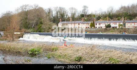 Dublin, Irland - 03.19.2023: Gesunde Lebensweise Kajakfahren auf dem Liffey River in Lucan. Eine Gruppe von Kajakfahrern geht auf den Wasserfall. Freizeit, rel Stockfoto