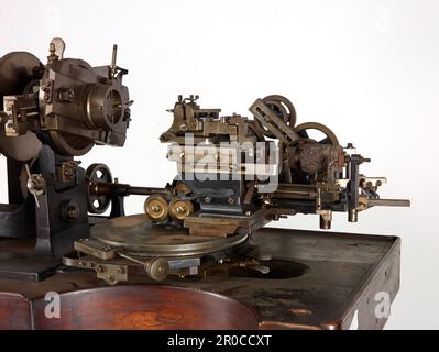 Drehmaschine Mit Motor, 1911. Hersteller:. R.A. Lienhard, Schweiz. Wird von John Ashford & Son, Goldspielzeugherstellern von Birmingham, zum Gravieren von Zigarettenetuis und Goldkästen verwendet. Stockfoto