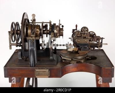 Drehmaschine Mit Motor, 1911. Hersteller:. R.A. Lienhard, Schweiz. Wird von John Ashford & Son, Goldspielzeugherstellern von Birmingham, zum Gravieren von Zigarettenetuis und Goldkästen verwendet. Stockfoto