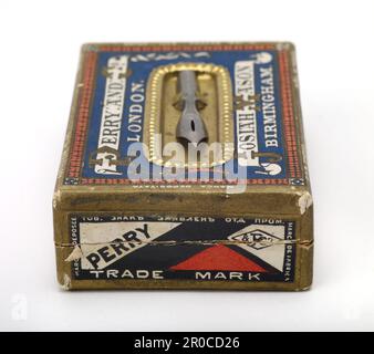 Packung Perry Pen Nibs. Hersteller: Josiah Mason. Karton mit Deckel, Stiftspitze oben mit goldener Folienumrandung mit 50 Stiftspitzen Stockfoto