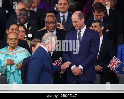 König Karl III. Begrüßt den Prinzen von Wales (rechts) bei der Ankunft in der königlichen Box vor dem Krönungskonzert, das auf dem Gelände von Windsor Castle, Berkshire, stattfindet, um die Krönung von König Karl III. Und Königin Camilla zu feiern. Foto: Sonntag, 7. Mai 2023. Stockfoto