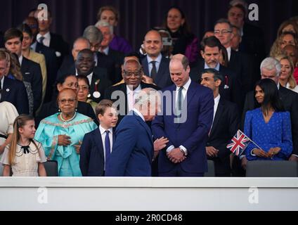 König Karl III. Begrüßt den Prinzen von Wales (rechts), Prinz George (Mitte) und Prinzessin Charlotte in der königlichen Box vor dem Krönungskonzert, das auf dem Gelände von Windsor Castle, Berkshire, stattfindet, um die Krönung von König Karl III. Und Königin Camilla zu feiern. Foto: Sonntag, 7. Mai 2023. Stockfoto