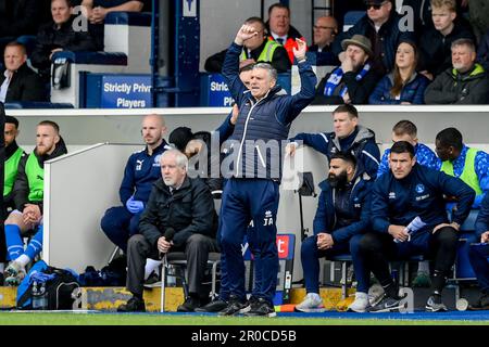 Hartlepool United Manager John Askey ist unzufrieden mit der Entscheidung des Offiziellen für einen Strafstoß während des Sky Bet League 2-Spiels Stockport County gegen Hartlepool United im Edgeley Park Stadium, Stockport, Großbritannien, 8. Mai 2023 (Foto: Ben Roberts/News Images) Stockfoto