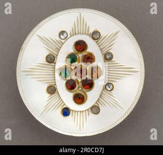 Perlknopf mit eingraviertem 8-spitzem Stern, 1770-1800. Knopfsatz mit verschiedenen farbigen Glas- und Spiegelglassteinen... Hergestellt in Birmingham. Stockfoto