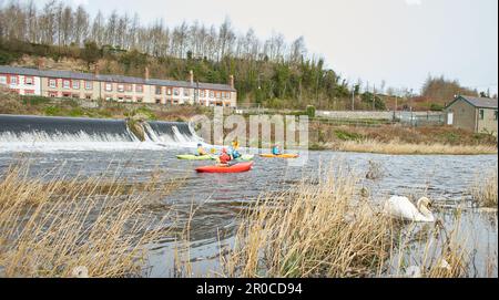 Dublin, Irland - 03.19.2023: Gesunde Lebensweise Kajakfahren auf dem Liffey River in Lucan. Eine Gruppe von Kajakfahrern geht auf den Wasserfall. Freizeit, rel Stockfoto