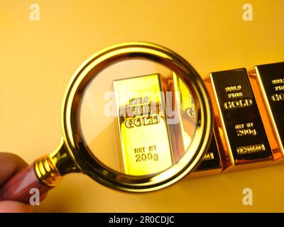 Vintage-Lupe mit goldenem Balken auf gelbem Hintergrund. Stockfoto